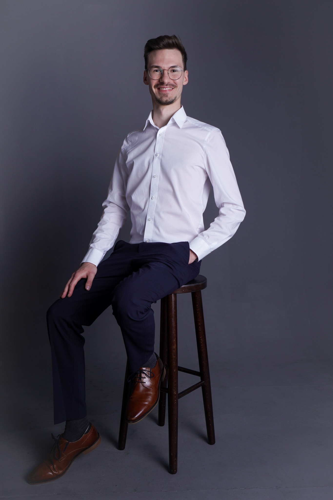 Benjamin Baumann — Portrait auf Hocker